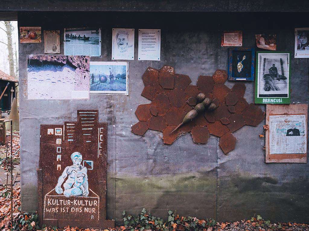 Infowand am ehemaligen Atelier von Anatol Herzfeld, Museumsinsel Hombroich, Neuss Tourismus-NRW, Johannes Höhn